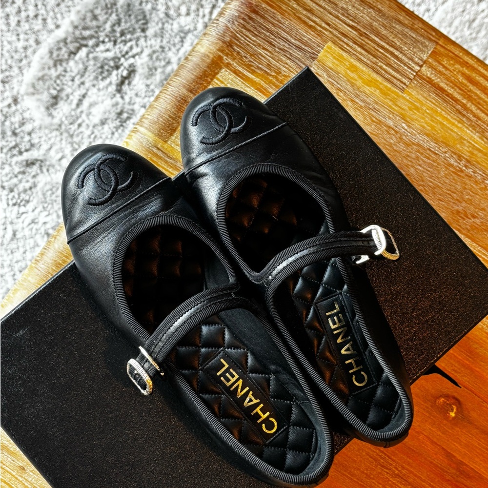 CHANEL Black Leather Mary Jane Flats Size FR 37.5 / US 7
